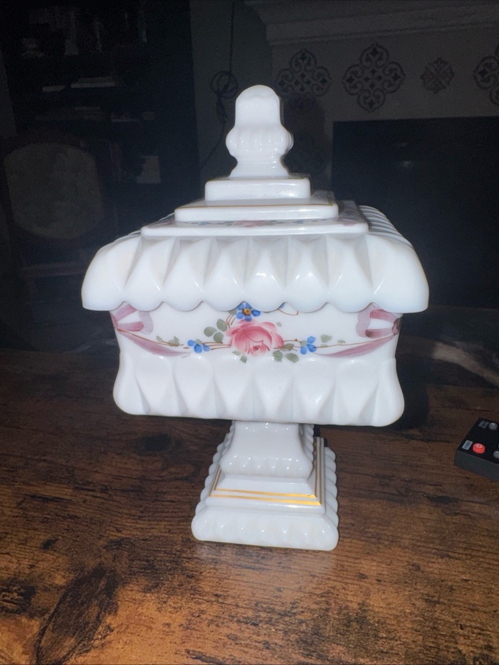 Vintage Westmoreland Milk Glass Roses & Bows Wedding Box - Picture 4 of 9